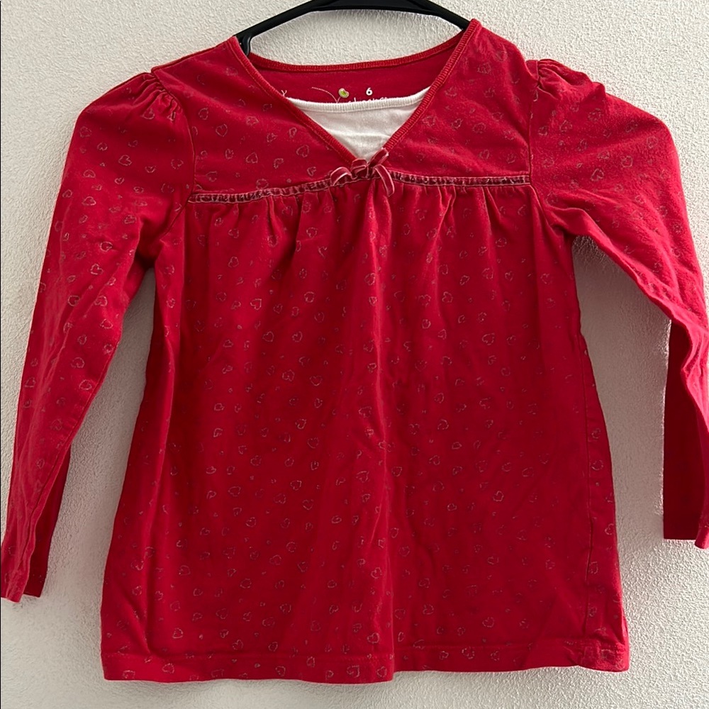 🌺 Vibrant Red Long Sleeve Tee V-Neck layered look and fine grey heart pattern